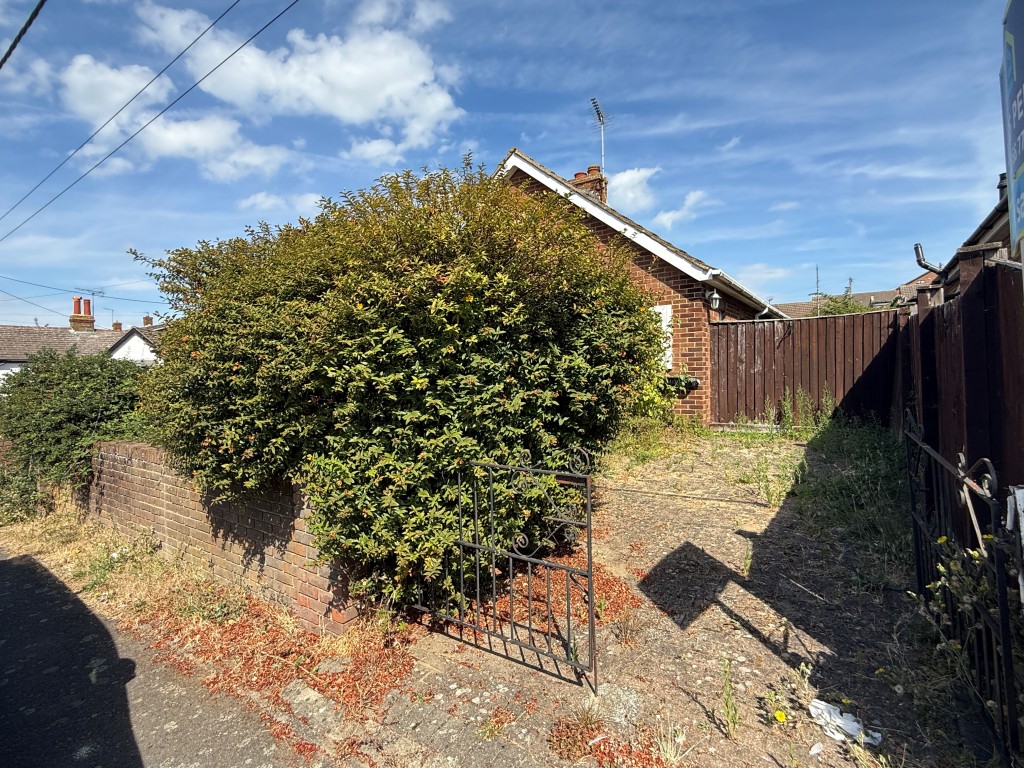 Lot: 99 - DETACHED BUNGALOW FOR REFURBISHMENT AND REPAIR - Second driveway